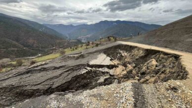 senler koyu yolu heyelan nedeniyle ulasima kapandi UwlZ14e5