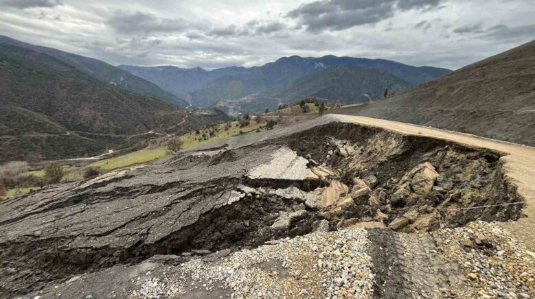 senler koyu yolu heyelan nedeniyle ulasima kapandi UwlZ14e5