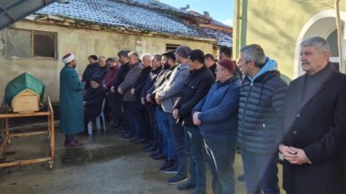 soba faciasinda olen yasli adam son yolculuguna ugurlandi I8AsFGFe