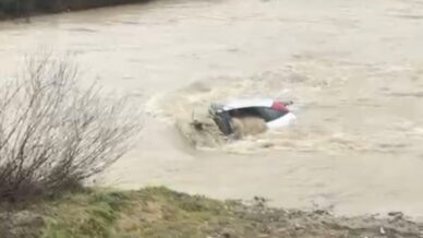 surucu kiyiya cikti otomobil suda kaldi vatandaslar halatla mudahale etti 1CjgQ2Of