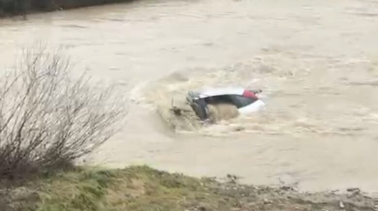 surucu kiyiya cikti otomobil suda kaldi vatandaslar halatla mudahale etti 1CjgQ2Of