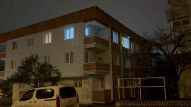 telefonla yuksel sesle konusma kavgasinda ablasini bicaklayip balkondan atladi ngCiFbKG