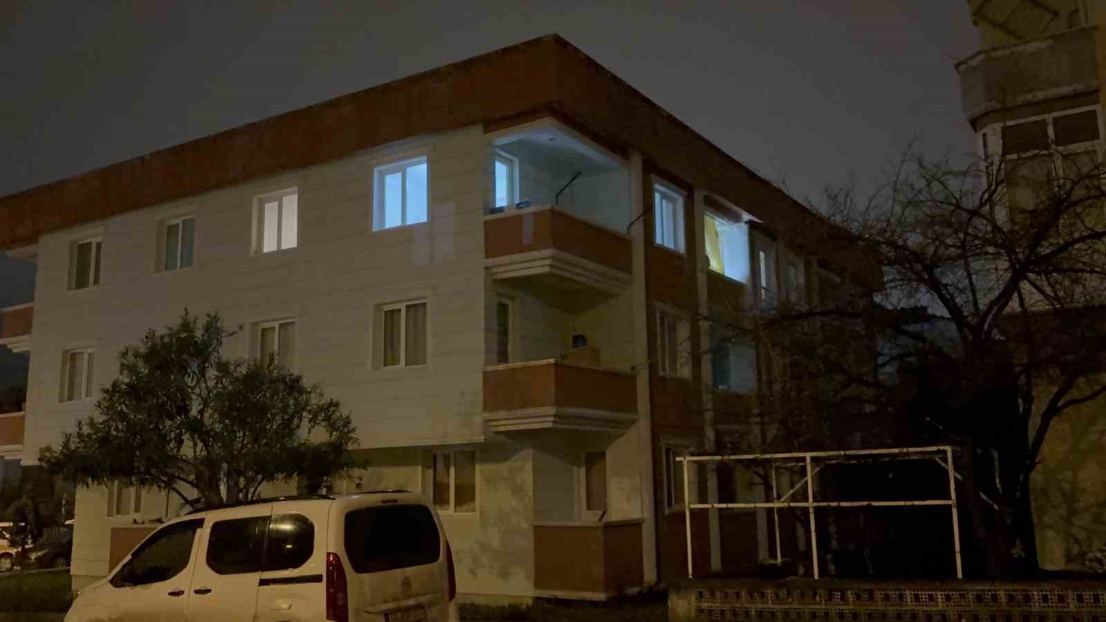 telefonla yuksel sesle konusma kavgasinda ablasini bicaklayip balkondan atladi ngCiFbKG