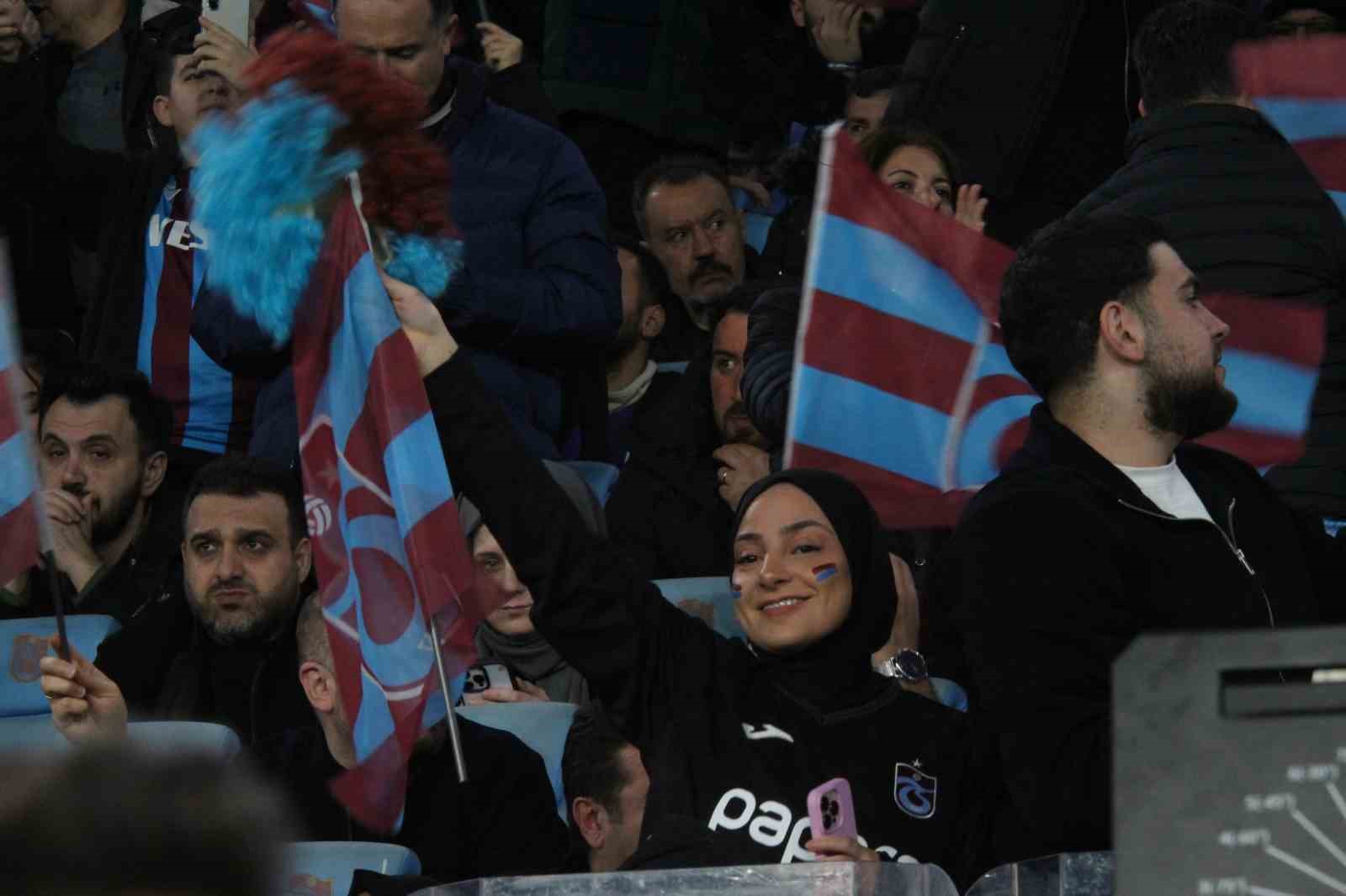 trendyol super lig trabzonspor 1 fenerbahce 1 mac devam ediyor VkYZQUUa