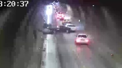 tunelde otomobiller kafa kafaya carpisti 1 kisi yaralandi feci kaza kamerada NlDwEBn3