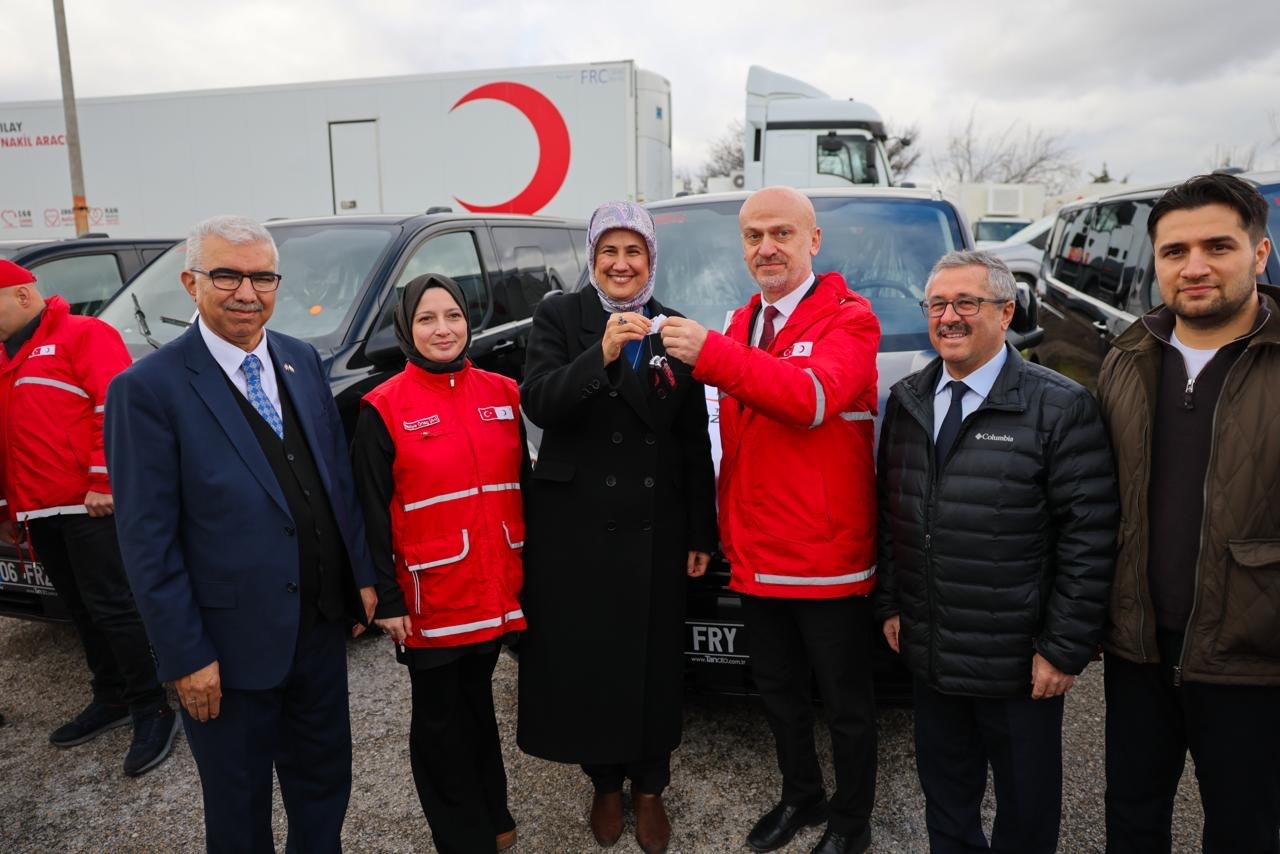 turk kizilay karabuk subesine yeni hizmet araci 7W2yLwqy