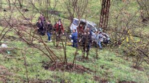 uc arac birbirine girdi 1i sarampole yuvarlandi etiYOcC8