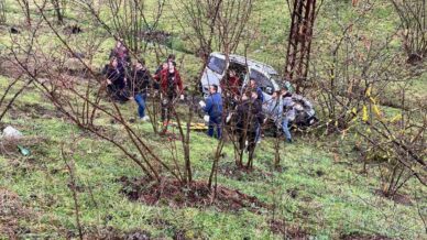 uc arac birbirine girdi 1i sarampole yuvarlandi etiYOcC8