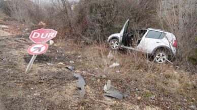 viraji alamayan otomobil agaclara carparak durabildi 3 yarali 7xFBtJlB