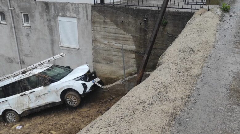 yoldan cikan otomobil tarlaya girdi pgRJbUNn