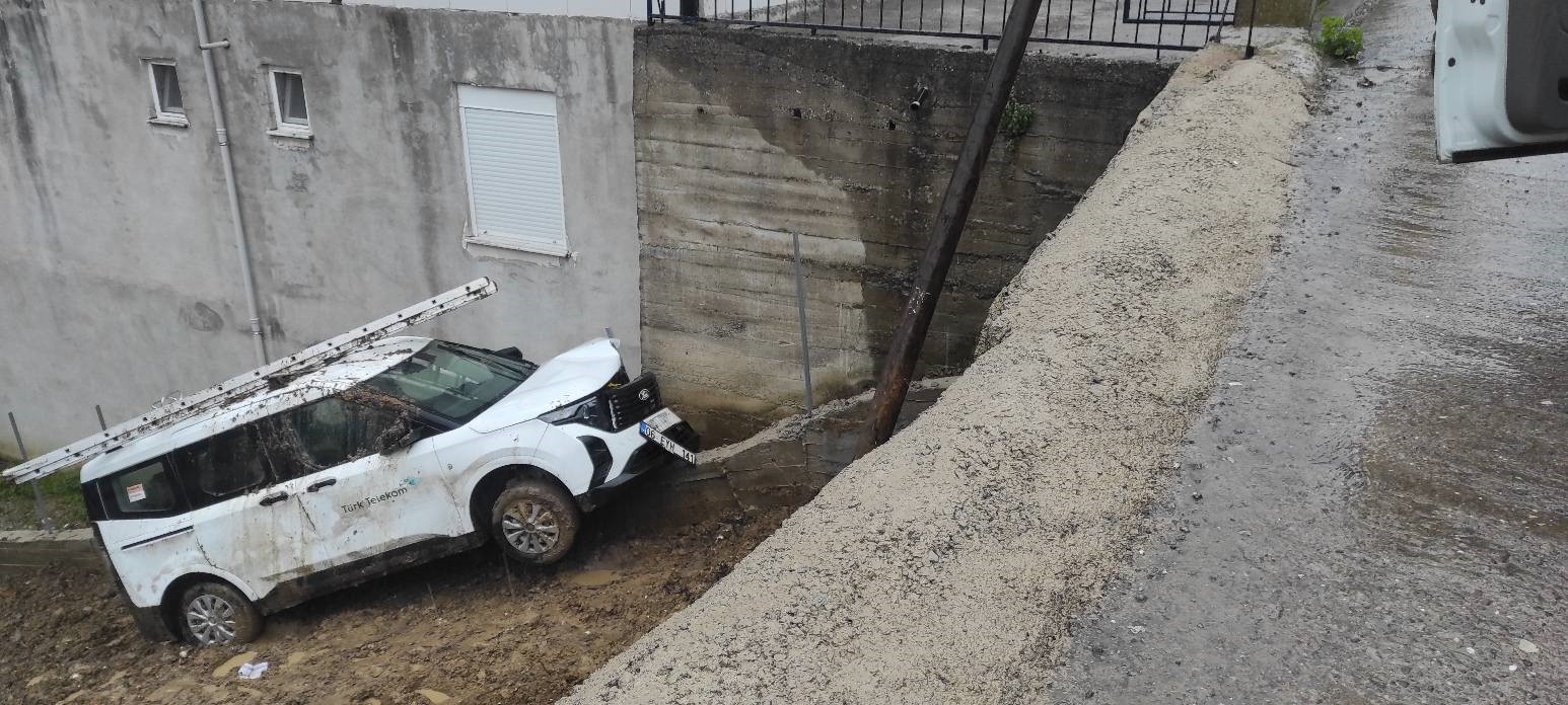 yoldan cikan otomobil tarlaya girdi pgRJbUNn
