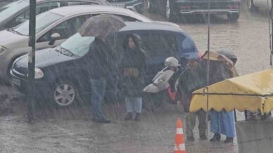 zonguldakta saganak yagis surprizi hazirliksiz yakalananlar sacak altlarina sigindi bNuaZNmT