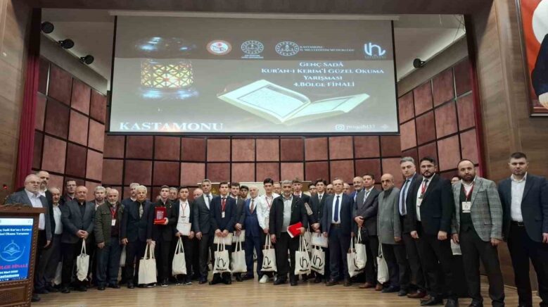 12 farkli ildeki ogrenciler kuran i kerimi en guzel okuyabilmek icin yaristi P8VN2rSX