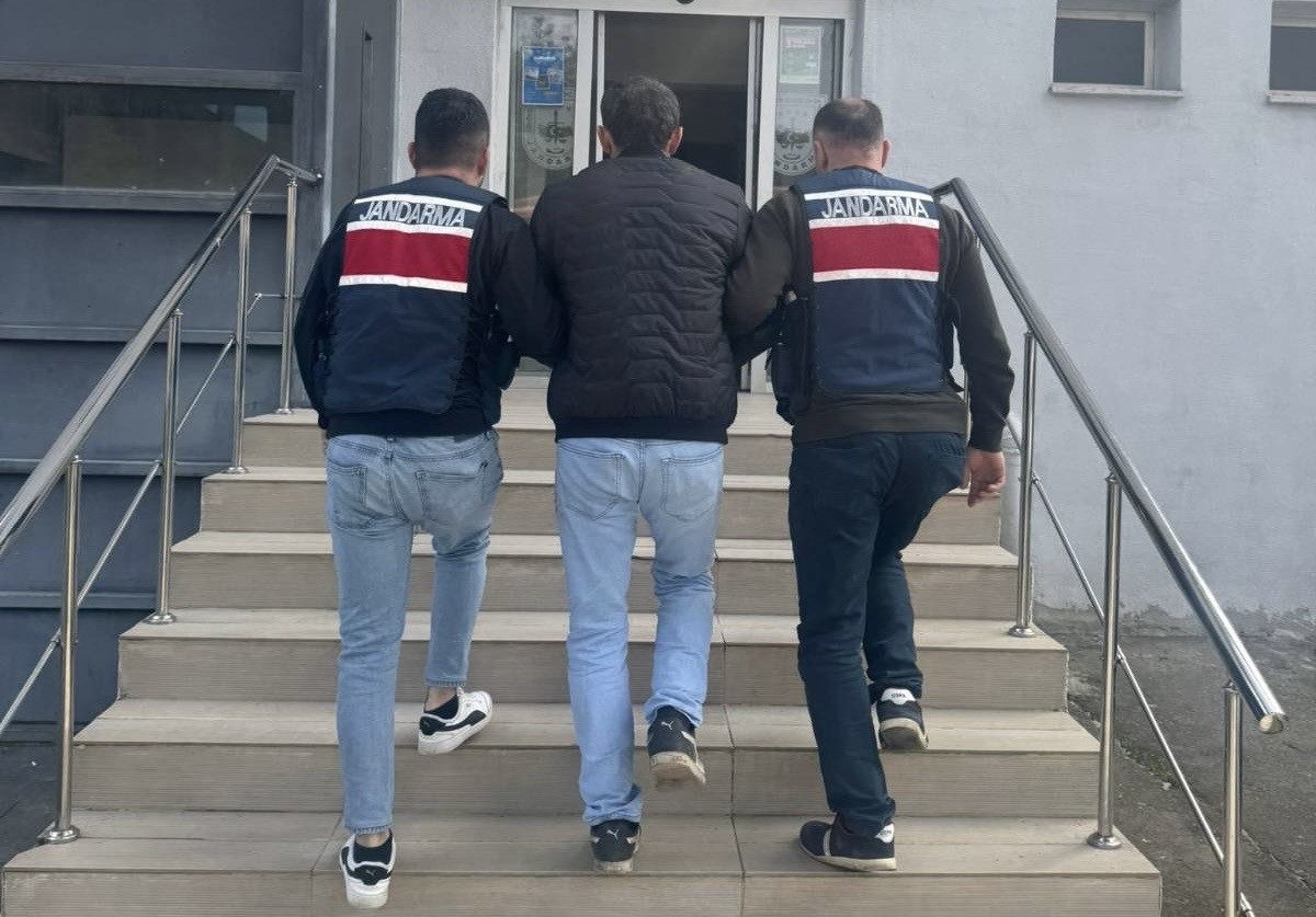 22 yil hapis cezasi bulunan firari saklandigi evde yakalandi 3fJF4nlM