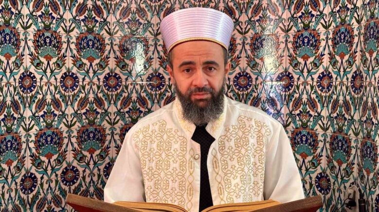 45 yasindaki din gorevlisi 8 ayda hafiz oldu eWTG6nLc