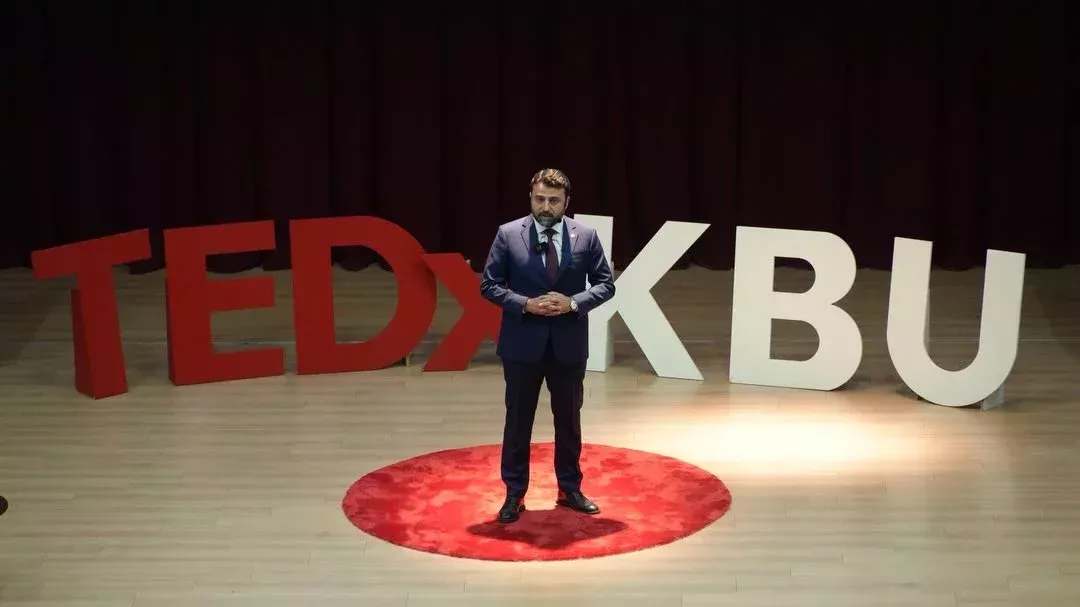 TEDx Karabük Üniversitesi’nde Uzman İsimler Sahne Aldı 2 TEDx Karabuk Universitesinde Uzman Isimler SahnedeKarabuk Universitesinde alaninda uzman isimle