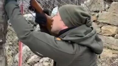 agaca takilan dronu tufekle dala ates ederek kurtardilar OiTKiihW