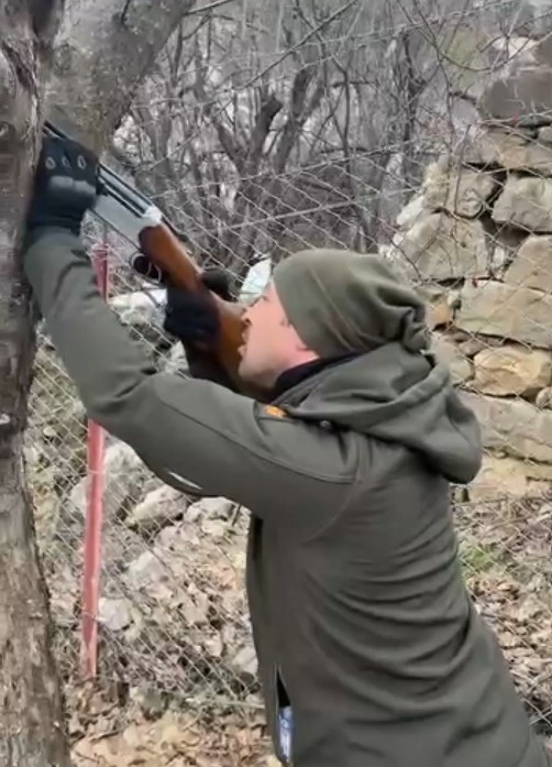 agaca takilan dronu tufekle dala ates ederek kurtardilar OiTKiihW