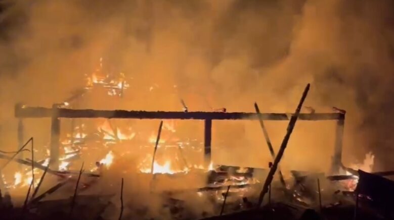 alevlere teslim olan ahsap ev kule dondu Gl7JYcsD