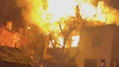 alevlere teslim olan iki katli ev kullanilmaz hale geldi laWExm42