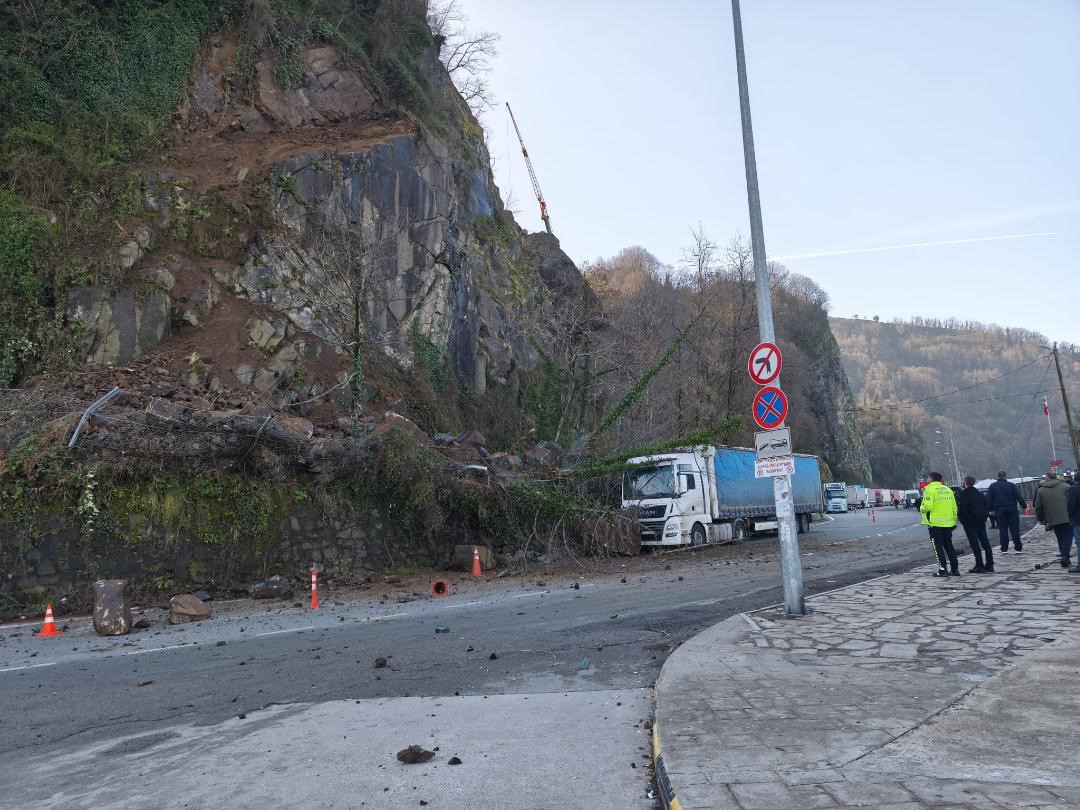 artvinde heyelan yamactan kopan kayalar tirda hasara yol acti Ny3WtLGS