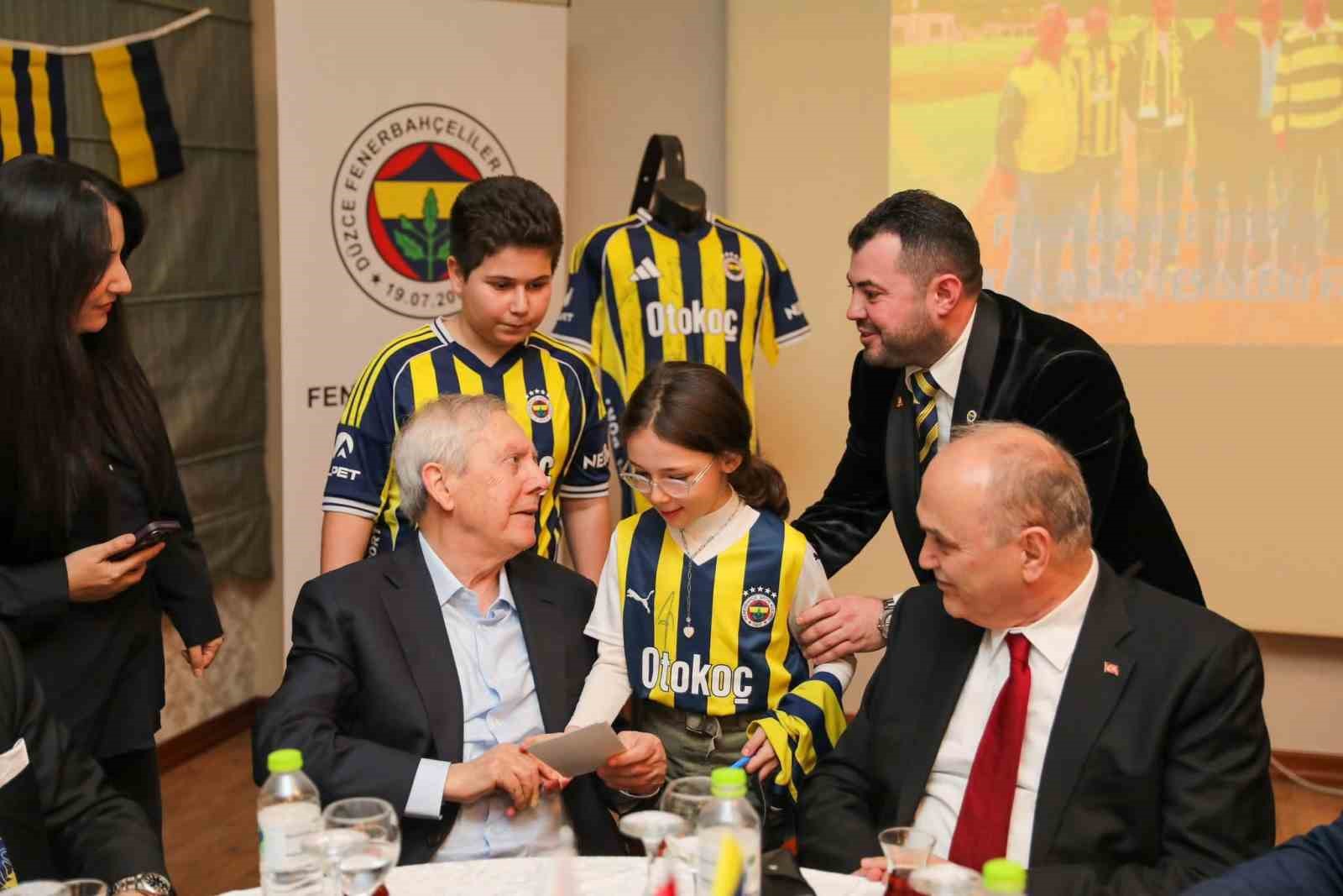 aziz yildirim iftarini duzce fenerbahceliler ile yapti KB14PWkP