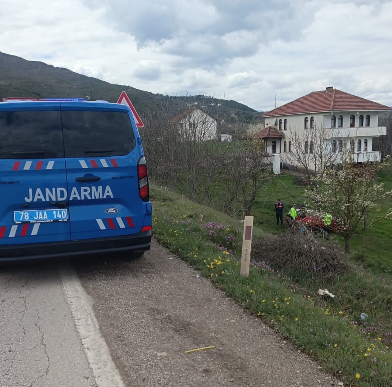 bahceye ucup takla atan otomobilin surucusu yaralandi