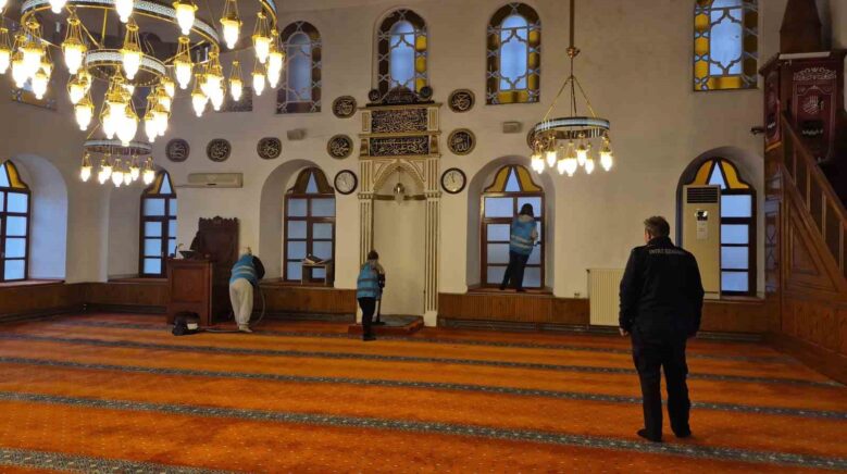 bartinda camiler kadin hukumluler tarafindan temizleniyor ryLPvrMC