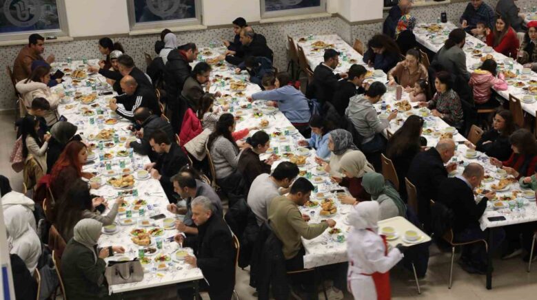 baru ailesi geleneksel iftar programinda bulustu Ck3sZJA8