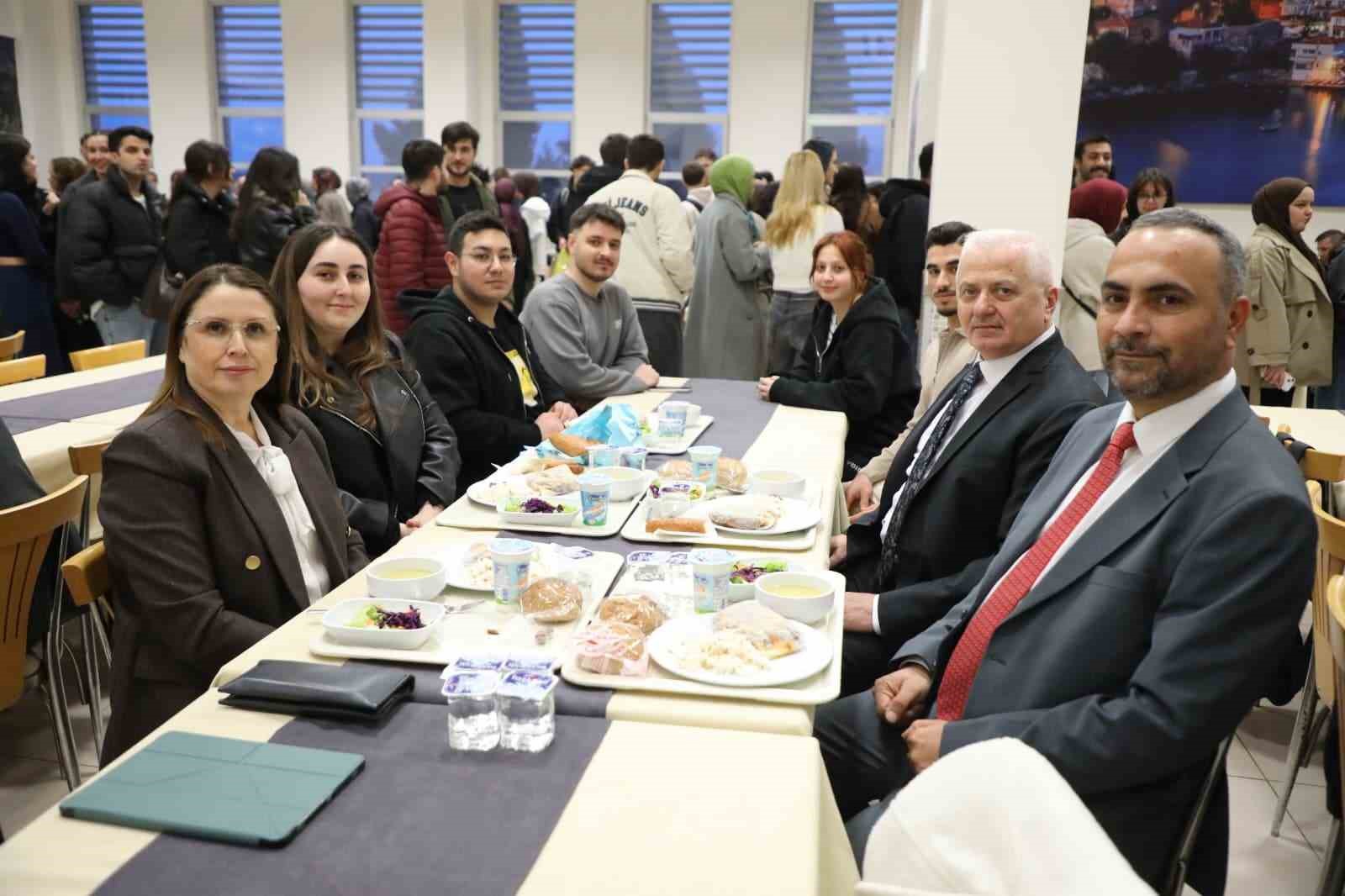 barulu ogrenciler ramazan ayi boyunca iftar sofrasinda bir araya geldi