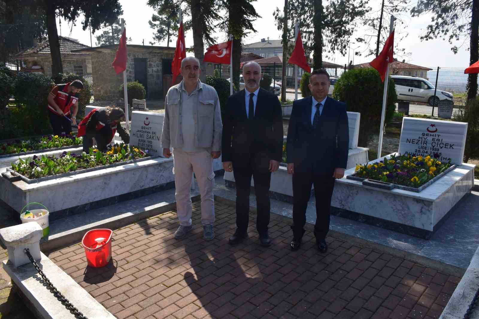 bayram oncesi sehit mezarlarinda calismalar yapildi 1PM4NUIb