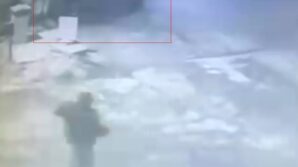 beton bariyere carpan otomobil kazasi guvenlik kamerasinda 2C1IMHXm