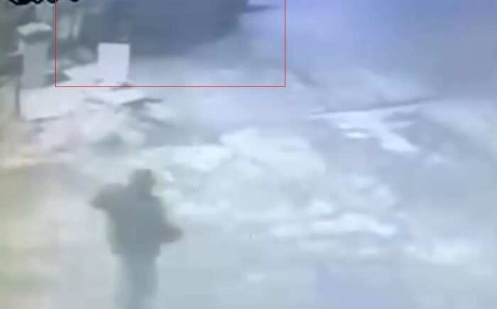 beton bariyere carpan otomobil kazasi guvenlik kamerasinda 2C1IMHXm