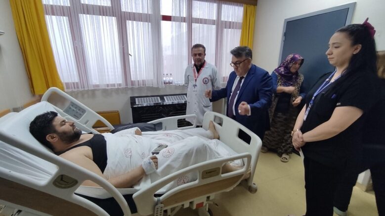 beun rektoru ozolcerden bayram ziyareti hastalar ve saglik calisanlariyla bayramlasti rR4REt1w