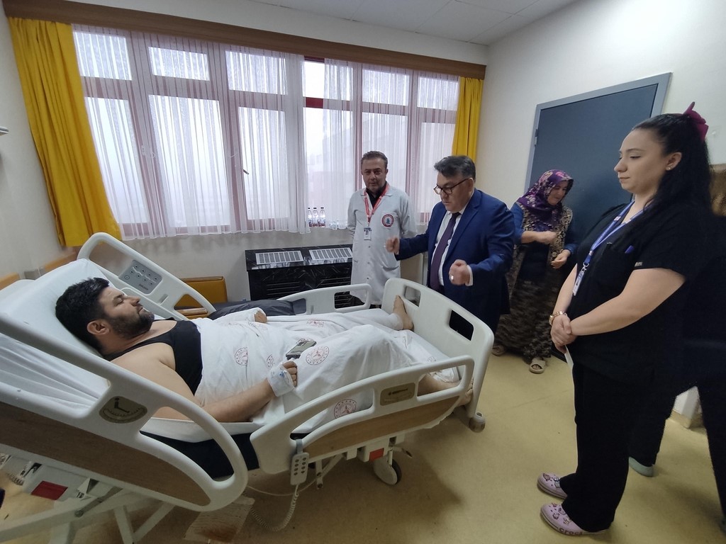 beun rektoru ozolcerden bayram ziyareti hastalar ve saglik calisanlariyla bayramlasti rR4REt1w