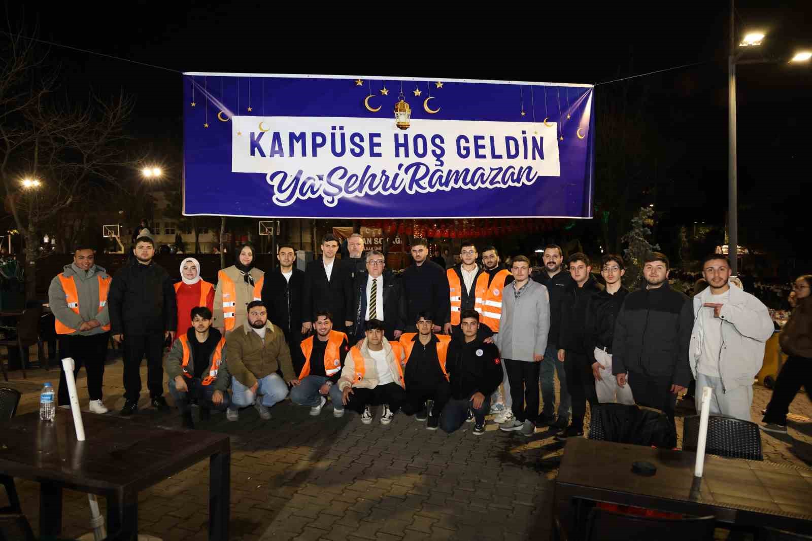 beunda rektor ozolcer ogrencilerle iftar sofrasinda bulustu FZObdOkO