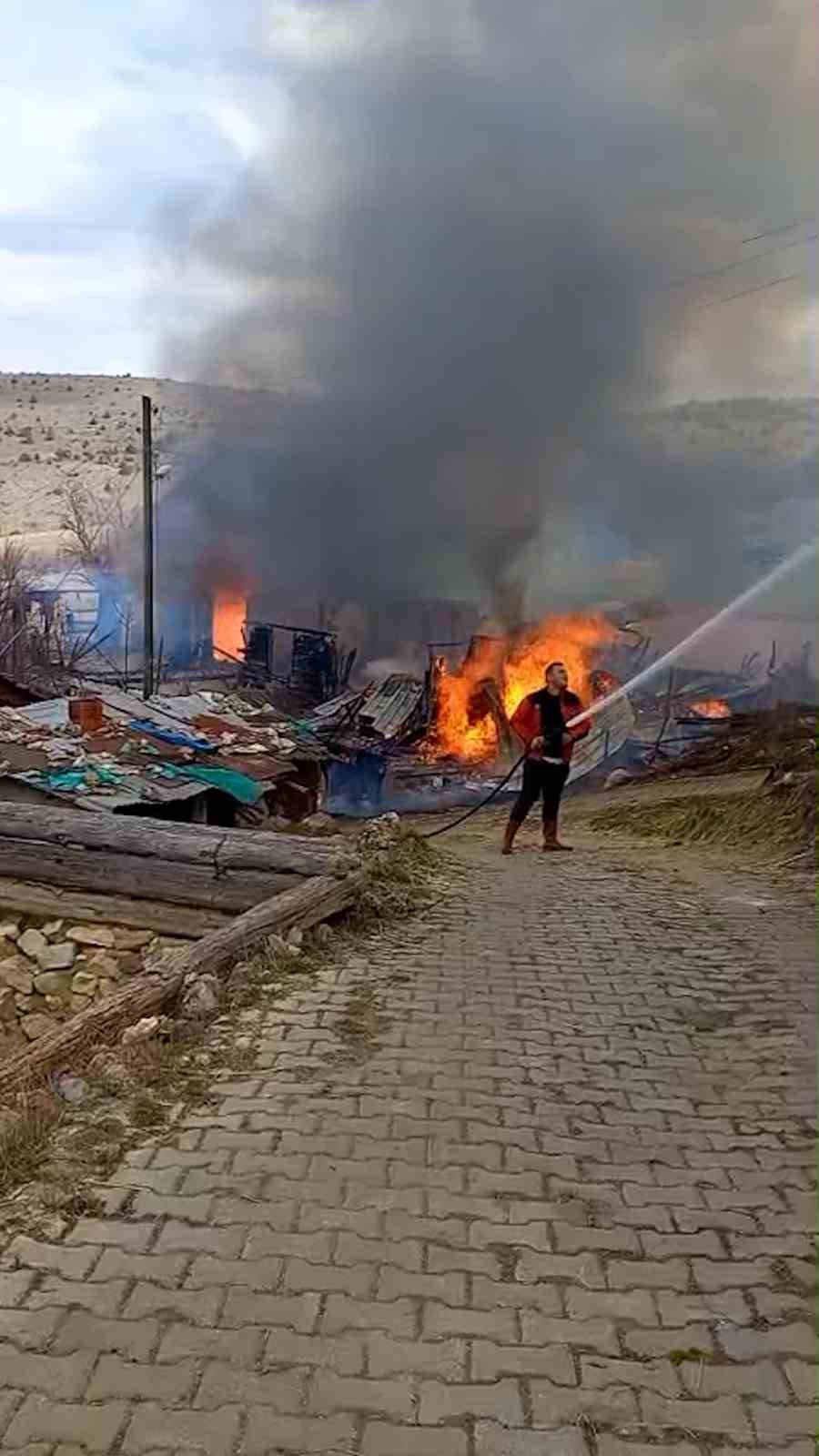 boluda 3 yapi alevlere teslim oldu