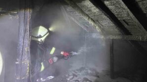 boluda bacadan cikan yangin 2 katli evin catisini sardi zTF4nt93