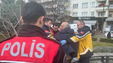 boluda bankta oturan erkege sozlu tacizde bulundugu iddia edilen yasli adam darp edildi BaE8JG9r