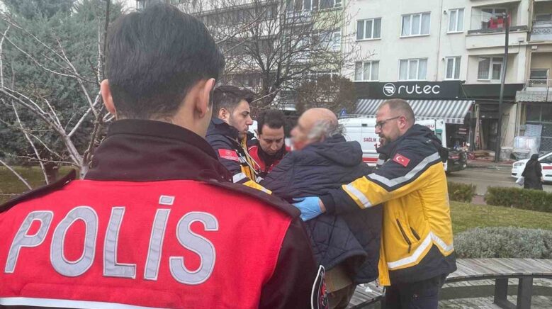 boluda bankta oturan erkege sozlu tacizde bulundugu iddia edilen yasli adam darp edildi BaE8JG9r