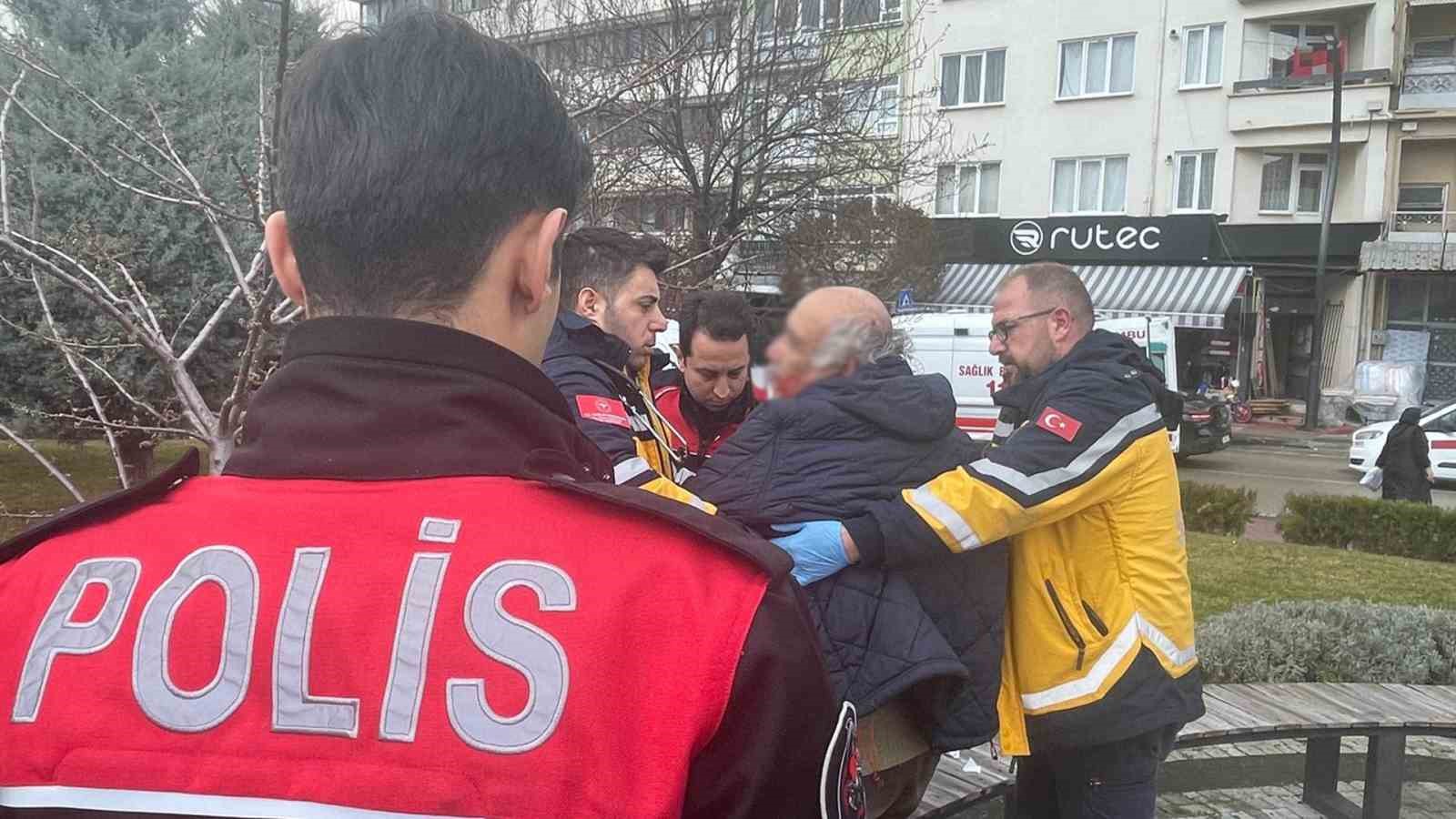 boluda bankta oturan erkege sozlu tacizde bulundugu iddia edilen yasli adam darp edildi BaE8JG9r