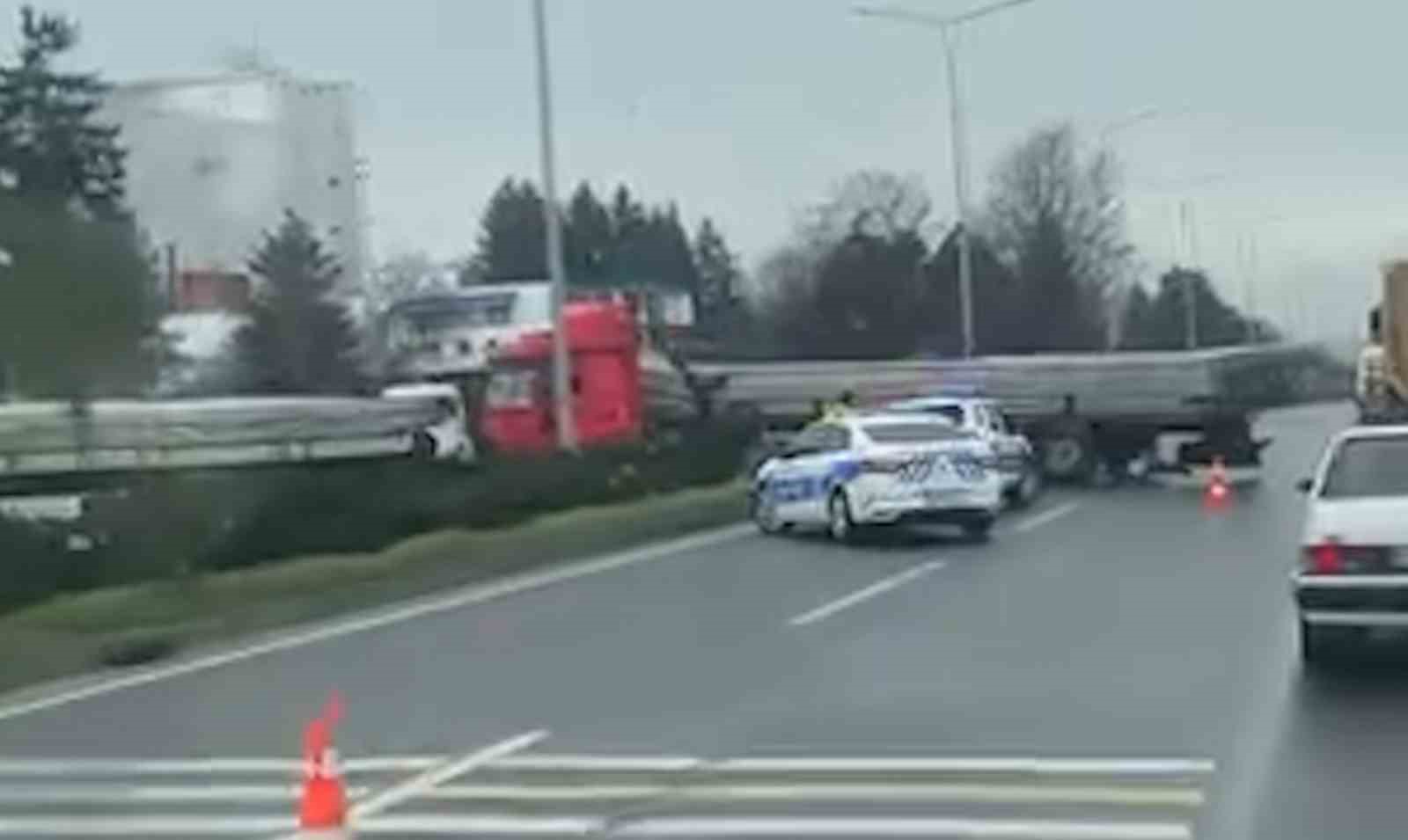 boluda d 100 kara yolunda tir makasladi
