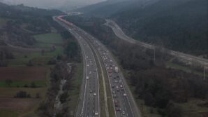 boluda tatilcilerin donus yogunlugu kilometrelerce arac kuyrugu olustu jlIyUTRL