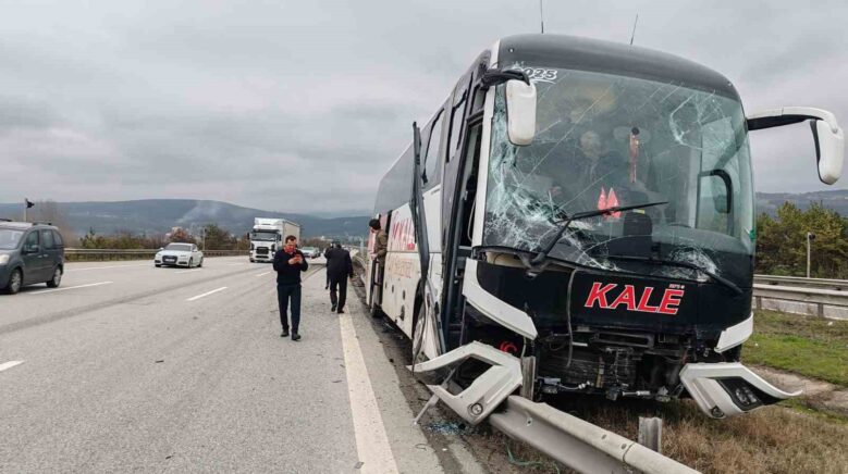 boluda yolcu otobusu ile carpisan tir refuje savruldu 1X4bT1uv