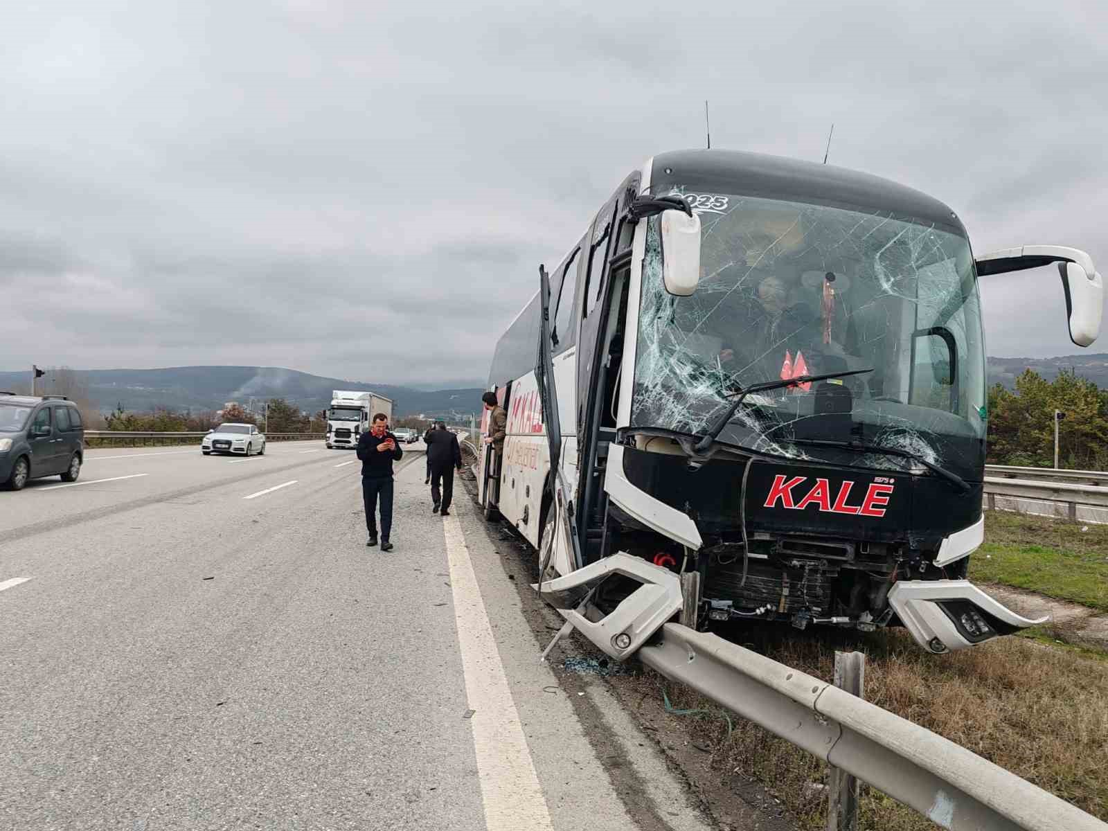 boluda yolcu otobusu ile carpisan tir refuje savruldu 1X4bT1uv