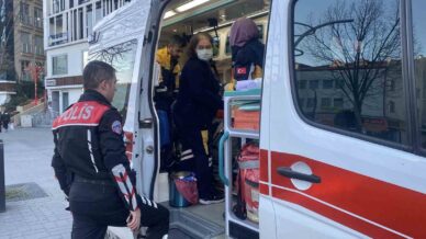 cadde ortasinda boynuna ve yuzune kesikler atti L7kwiti1