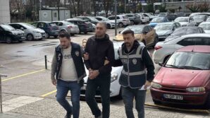 caldigi kamyonla eski sevgilisinin evine gitti camdan girdigi evden laptop caldi EaRSvATR