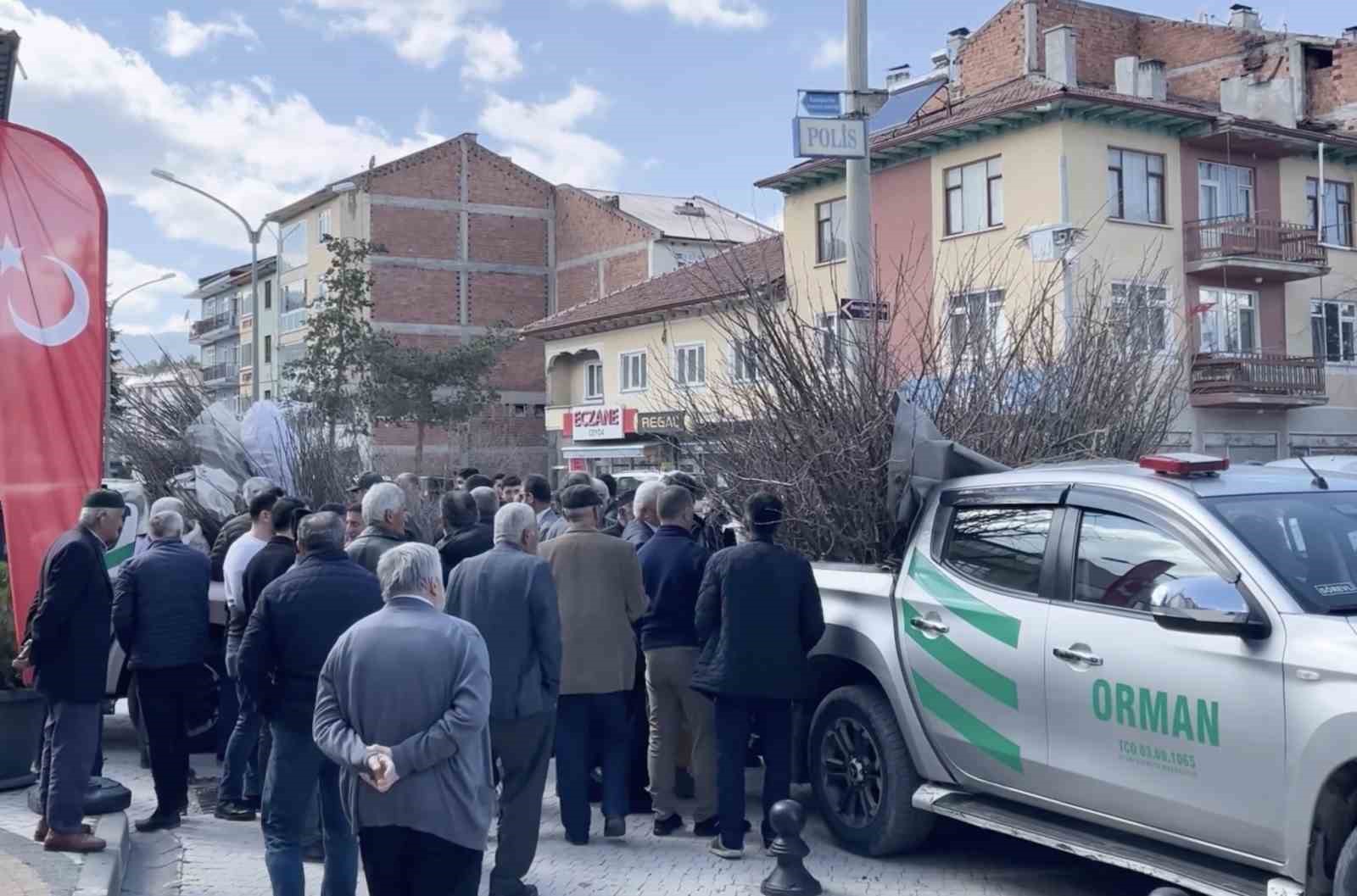 cami onunde dagitilan 2 bin fidan dakikalar icerisinde tukendi ccahBFNl