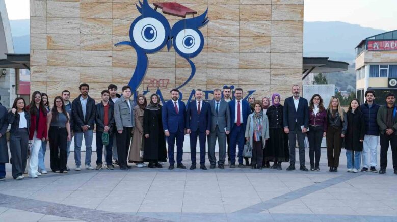 cem sahin ve rektor kirisik sosyalfestte ogrencilerle bulustu rjKkelNe