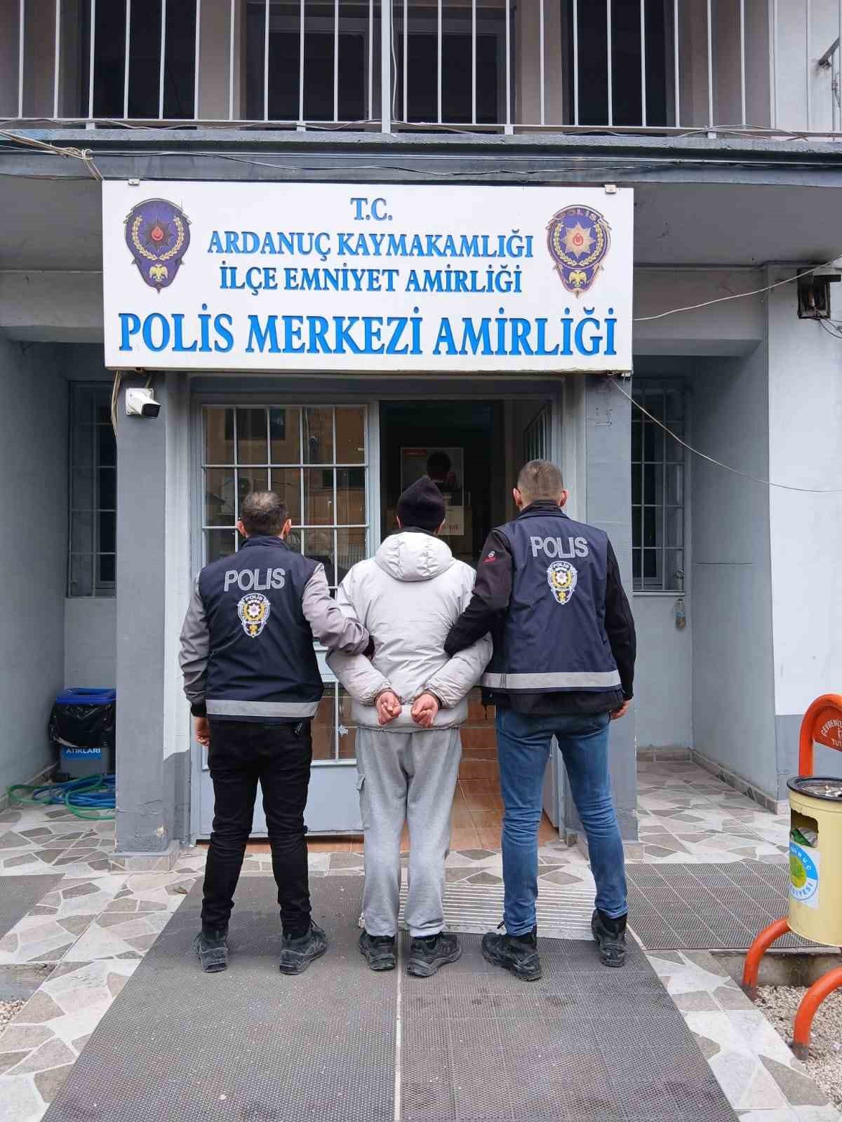cezaevinden kacti ilce merkezine dogru kosarken kayalik alanda yakalandi Bp9nMlTX